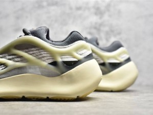 阿迪达斯 YEEZY700 复古运动慢跑鞋，时尚百搭，舒适耐穿